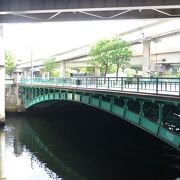 和風の意匠のアーチ橋。