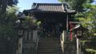 洗足池西側に位置する歴史のある神社