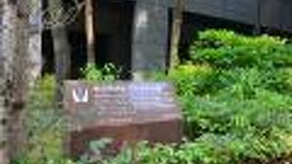 東京外国語大学の発祥地モニュメント。