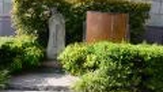 学士会館の植え込みに設置。