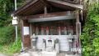 極楽寺切通の鎌倉寄りにあります。