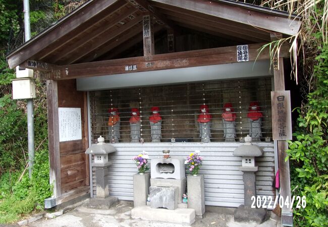 極楽寺切通の鎌倉寄りにあります。