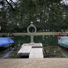 境内横にあるボート乗り場にある知恵の輪灯篭