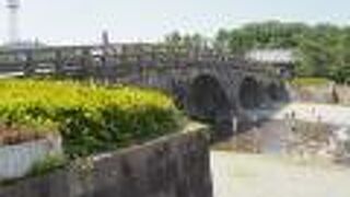 甲突川に架かる橋が移設されている