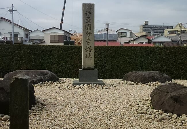 大きな塔跡の礎石が残る