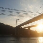 尾道市街からだと手前に架かる新尾道大橋と重なって