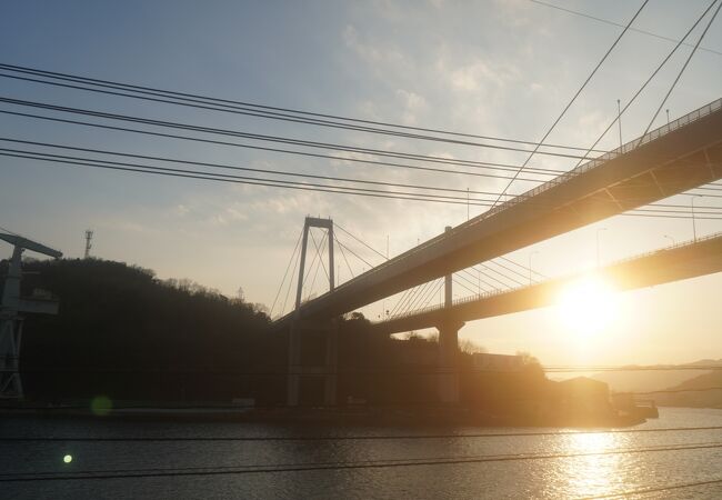 尾道市街からだと手前に架かる新尾道大橋と重なって