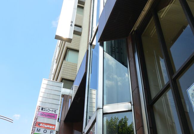 安田謙一さん、神戸・元町の「1003―センサン―」に連れてって｜好