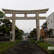 由比ヶ浜から鶴岡八幡宮への参道にある最初の鳥居です。