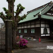 滑川沿いにある寺です。