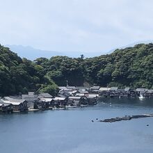 伊根の舟屋の町並みが湾越しに見えます。