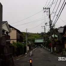 奥に総門があります。