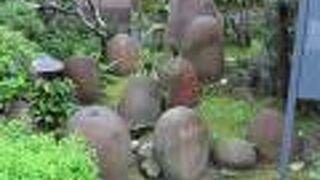 大関とその一派が持ち上げた大石がたくさん