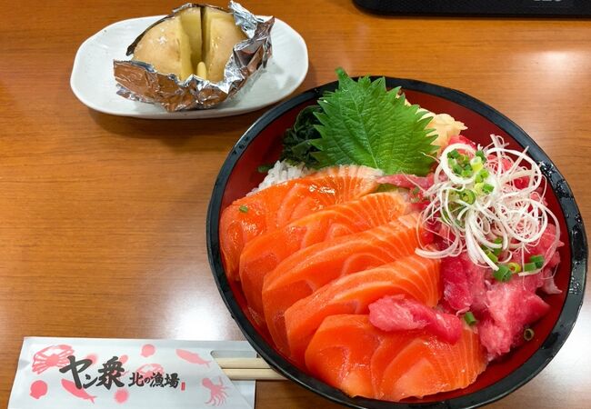 じゃがバターとサーモンネギトロ丼、めっちゃ美味しかった!