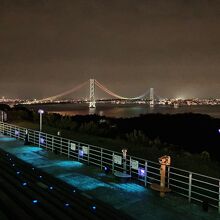 明石海峡大橋を見渡す、夜の展望台