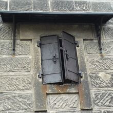 窓の部分も頑丈そう