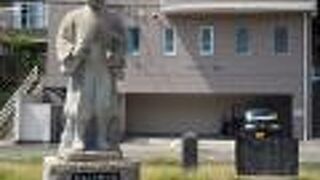 アーチ式の石橋の架設者