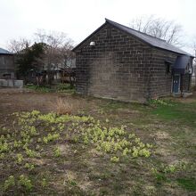 その周辺に溶け込んでる倉庫