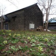 風雪に耐え抜いた倉庫