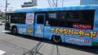 ブルーのラッピングバス