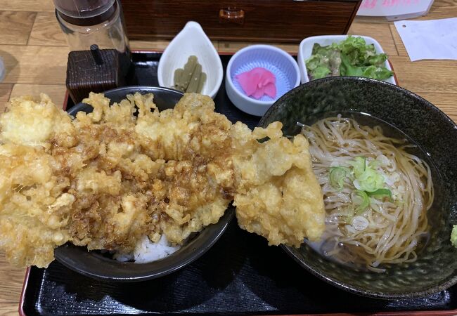 あなご天丼がでかい