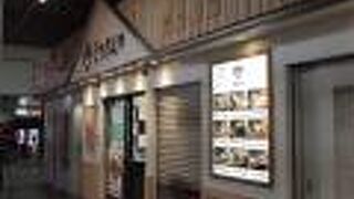 大師線のホームに面しています