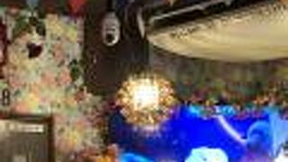 ポップでかわいいクリームソーダ専門店。