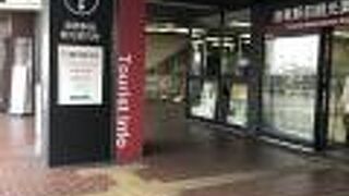 駅からデッキでつながっています。