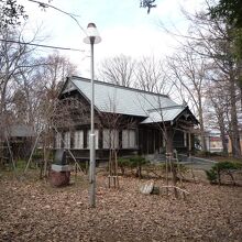 木々の中に溶け込む遺構