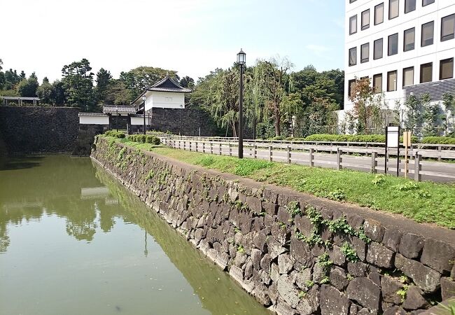 旧江戸城の清水門に通じる土橋