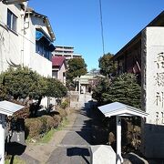 住宅街に鎮座する境内の狭い小さな神社