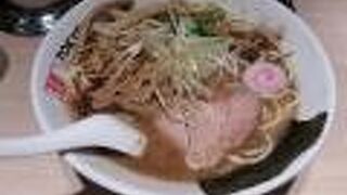 スープには魚介系と豚骨の旨み