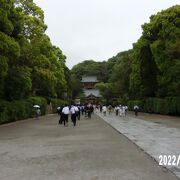 鎌倉の町のシンボル的な神社です。