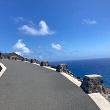 風が強いので帽子が飛ばされないように気をつけてください