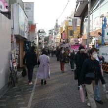 竹下通りの若者の通行の様子です。若きエネルギーの源でしょう。