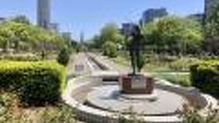 若い女の像のある場所