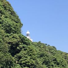 駐車場からわずかに見える経ヶ岬灯台。