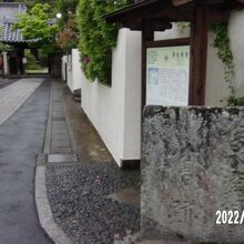 奥に山門があります。