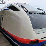 新潟駅からえちごトキめき鉄道新井駅を結ぶ特急電車