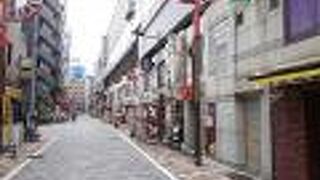 高架下は店舗がびっしり