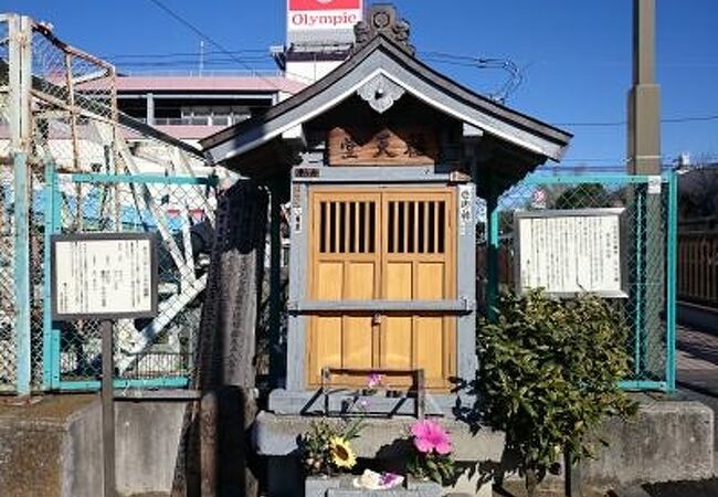 江東区亀戸３丁目に小さなお堂が建っています