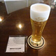 見学後の試飲。まずは看板商品の一番搾り。