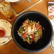 見学後に、併設の食堂で軽く昼食。石焼ビビンパッ、美味でした。