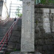 須賀神社は、四ツ谷の総鎮守として永い歴史を持っています。四ツ谷の寺町の高台にあります。