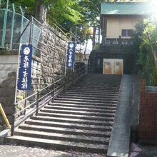 須賀神社の北側の石段です。傾斜は、やや緩いですが、長いです。