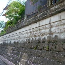 須賀神社の石垣です。歴史が永いだけあって、石だらけの神社です