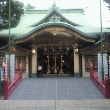 高台の上にある須賀神社の本社殿です。格調が高い感じがします。