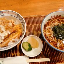 かつ丼定食　￥990