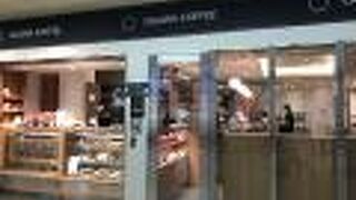 地下鉄烏丸線出口すぐの所に　