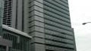 横浜市役所と隣接しています。